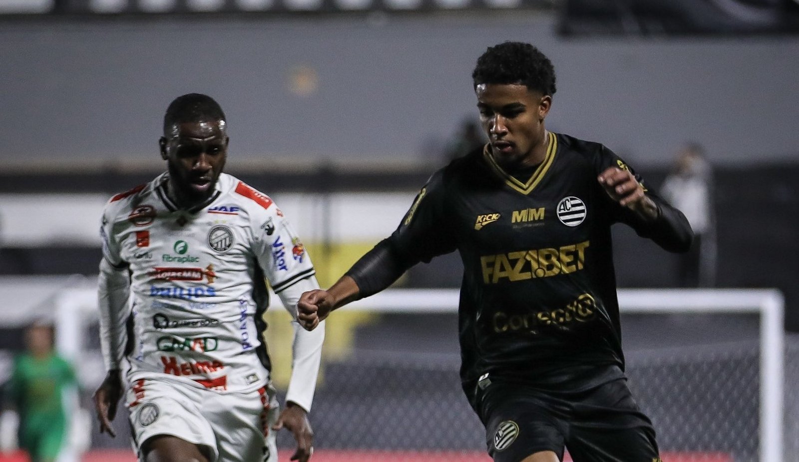 Athletic vence Operário com gol nos acréscimos e ajuda do VAR em jogo repleto de lances polêmicos na Série B